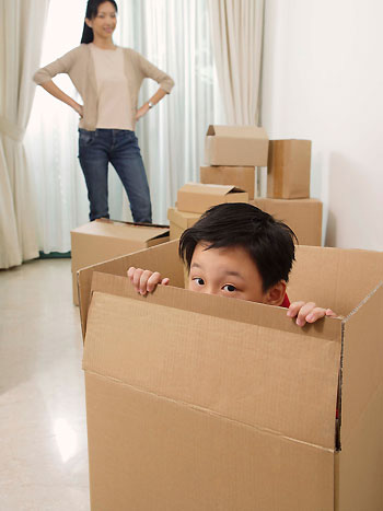 Los niños son felices jugando