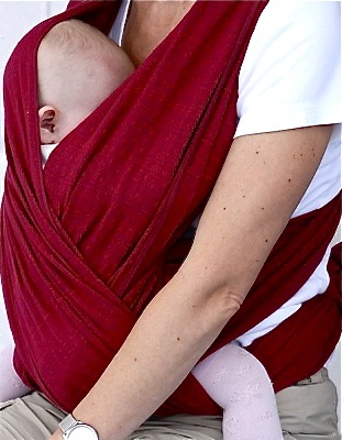 Bebés pegaditos al cuerpo de su mamá