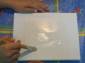 Pincele de pegamento el cuadro marcado en el lienzo