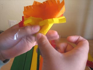 Pegamos los pétalos al palito de madera