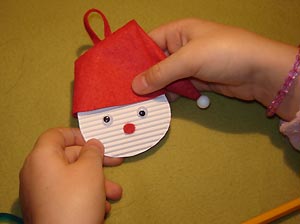 Poner el gorrito de fieltro