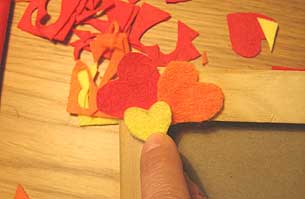 Intercalar y pegar los corazones en el marco