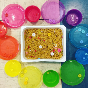 Botones arcoíris. Juego casero para que los niños aprendan los colores