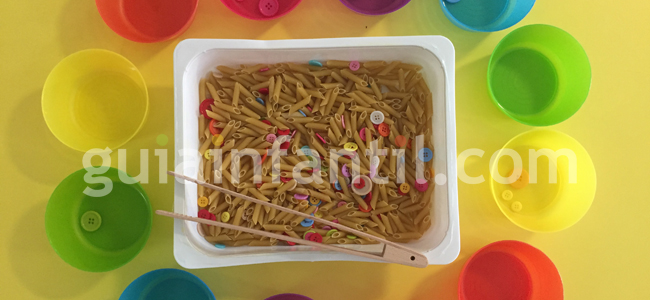 Actividad para niños de 2 años con botones arcoíris