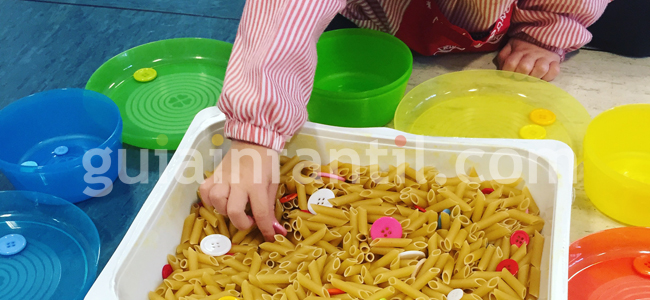 Cómo enseñar a los niños los colores a través de juegos caseros