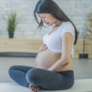 5 posturas de yoga recomendadas en el tercer trimestre de embarazo