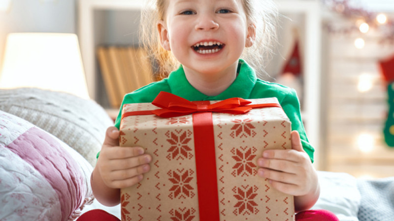 Enseña a tu hijo a ser generoso y no ansioso con los regalos de Navidad