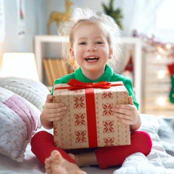 Enseña a tu hijo a ser generoso y no ansioso con los regalos de Navidad