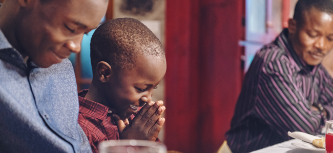 Bendecir la mesa y dar gracias a Dios con los niños en Navidad