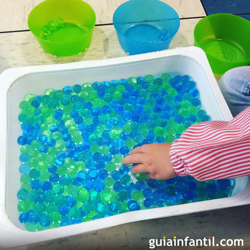 Ejemplo Preceder puntada Juego sensorial casero con bolas de gel para sorprender a los niños