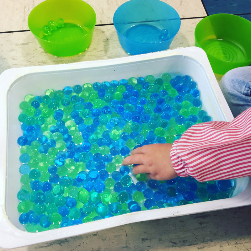 Juego sensorial casero bolas gel para sorprender a los niños