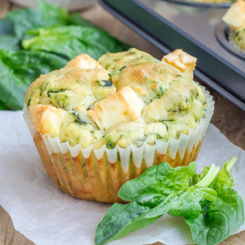 Muffins de espinacas, tomates y queso. Receta fácil y saludable