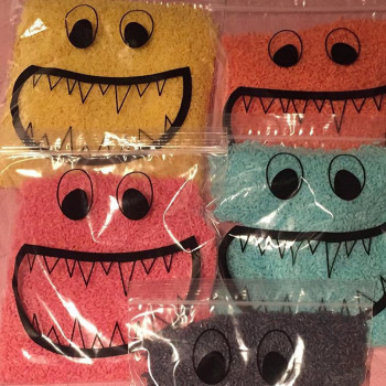 4 beneficiosos juegos para niños que puedes hacer con arroz teñido