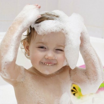 Mis 10 juguetes infalibles para el baño del bebé