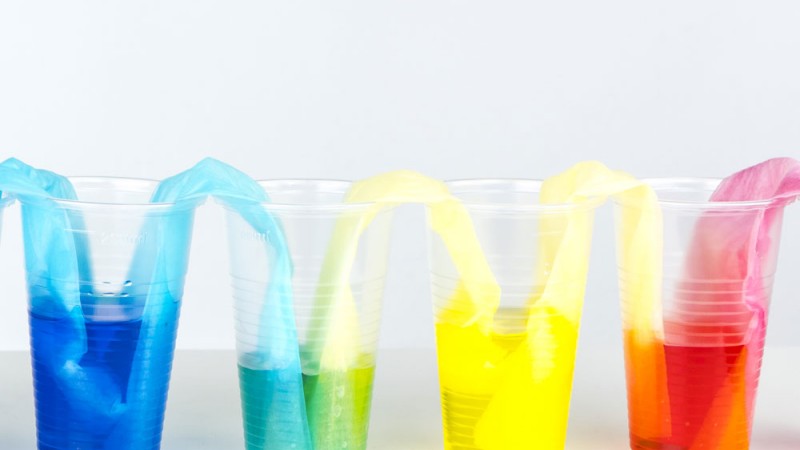 Experimento con agua para crear colores secundarios con los niños