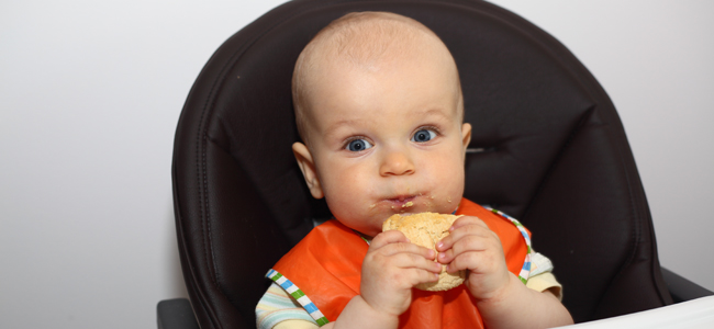 dar alimentos sólidos a un bebé
