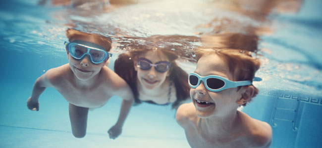 11 juegos para la piscina muy populares entre los niños
