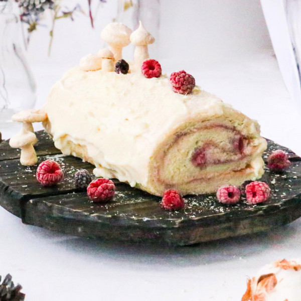 Tronco de chocolate blanco y frambuesas