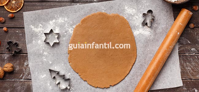 estirar la masa para la galleta de jengibre