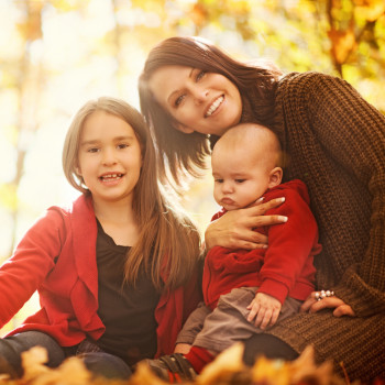 Famosas madres solteras que apuestan por adoptar un niño