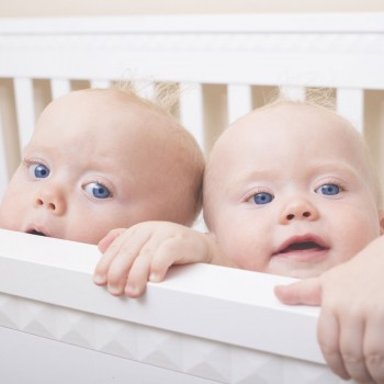 El bebé no quiere dormir y se escapa de la cuna