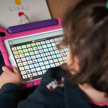 La tecnología es la voz de Clara, una niña con síndrome de Angelman