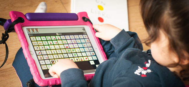 Clara es una niña con síndrome de Angelman