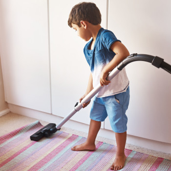 El utilísimo método de los encargos para que los niños ayuden en casa