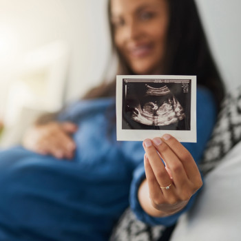 El bebé en la semana 11 del embarazo dentro del vientre de la madre
