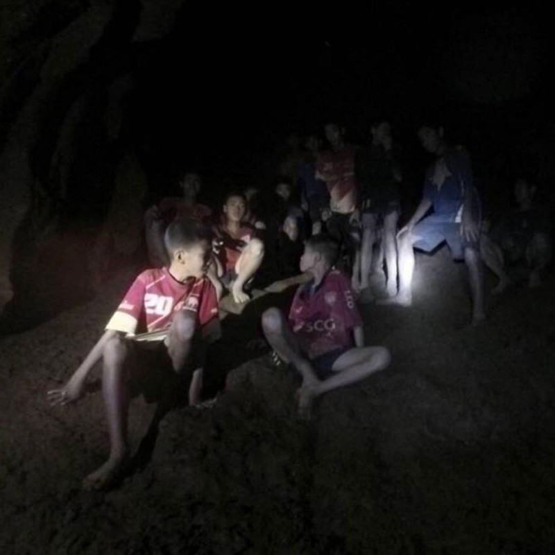 Rescatan a 12 niños en una cueva de Tailandia. Aventuras infantiles peligrosas