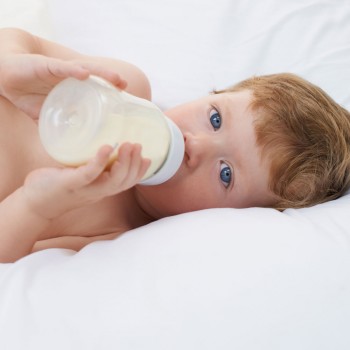 Alimentar a tu bebé con biberón: claves y consejos