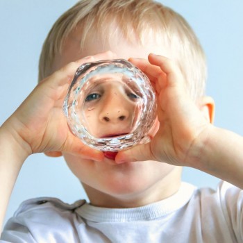 Por qué no debes dar a un niño con gastroenteritis refrescos ni bebidas energéticas