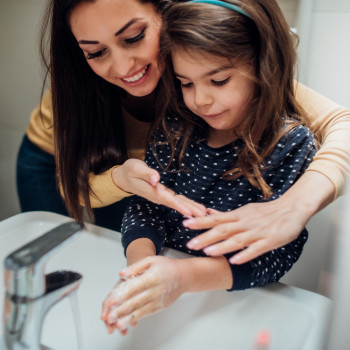 Experimento que muestra a los niños por qué deben lavarse las manos