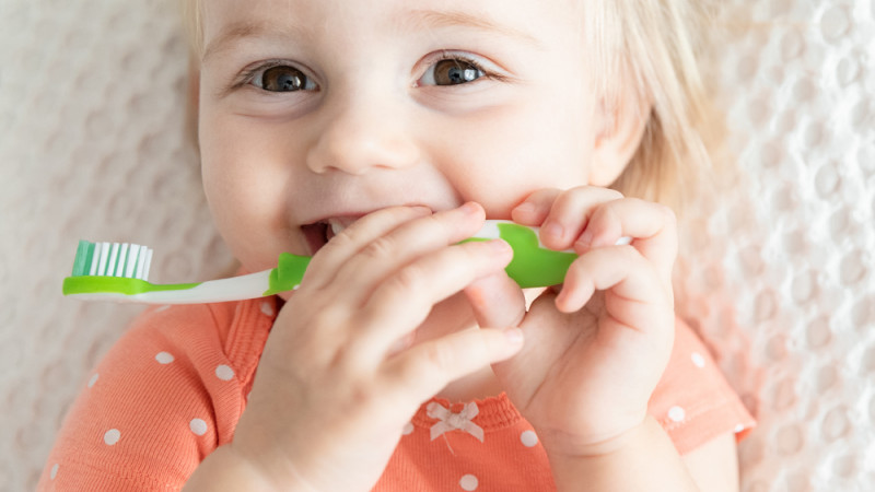 A partir de qué edad deben empezar a lavarse los dientes los niños