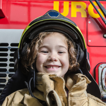 Una madre lucha para hacer realidad el sueño de su hija de ser bombero
