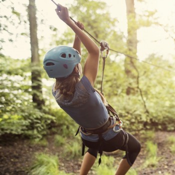 Un monitor de campamento atemoriza a un niño con una terrible broma