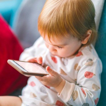 El chupete digital o cuando hacemos adictos al móvil a nuestros hijos