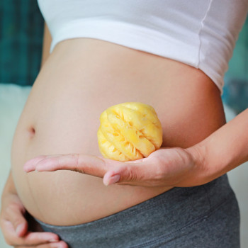 Por qué sí y por qué no comer piña durante el embarazo