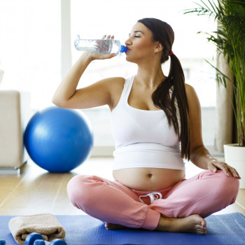 Si estás embarazada y quieres practicar yoga, ¡esto te interesa!