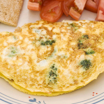 Tortilla de brócoli. Receta con verduras para niños