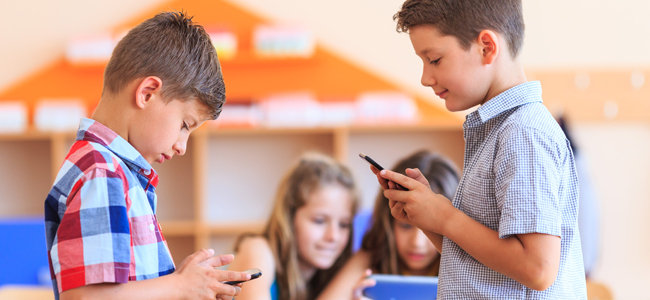 Peligros del móvil, tableta y televisión para los niños