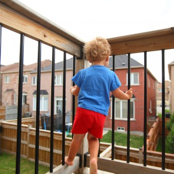 La agonía de dos niños atrapados por el cuello entre barrotes por un despiste de los padres