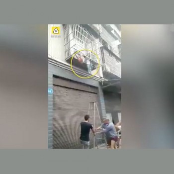 Imágenes de dos niños atrapados por la cabeza entre barrotes en una terraza