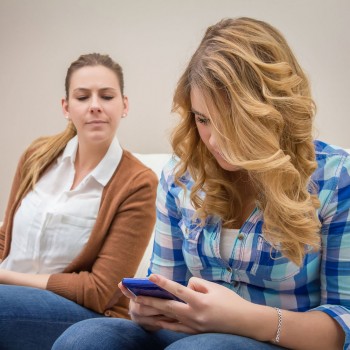 Acciones de los padres que violan la intimidad de los hijos adolescentes
