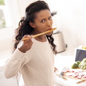 Por qué las madres no deben soplar la comida del bebé para enfriarla
