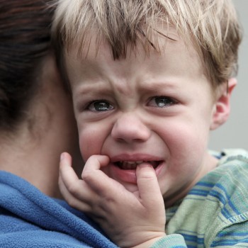 Las consecuencias traumáticas de separar a un niño de sus padres a la fuerza