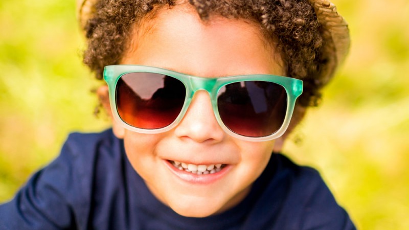 Cómo proteger del sol los ojos de los niños