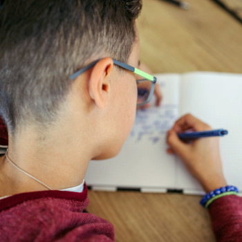 6 habilidades de escritura que los niños mejoran con los dictados
