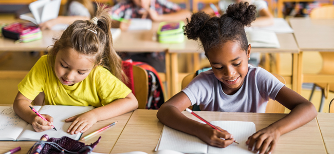 Las habilidades de escritura de los niños y los dictados cortos