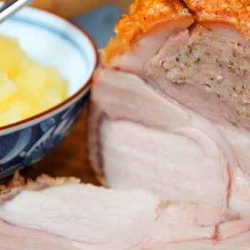 Cerdo asado con puré de manzana